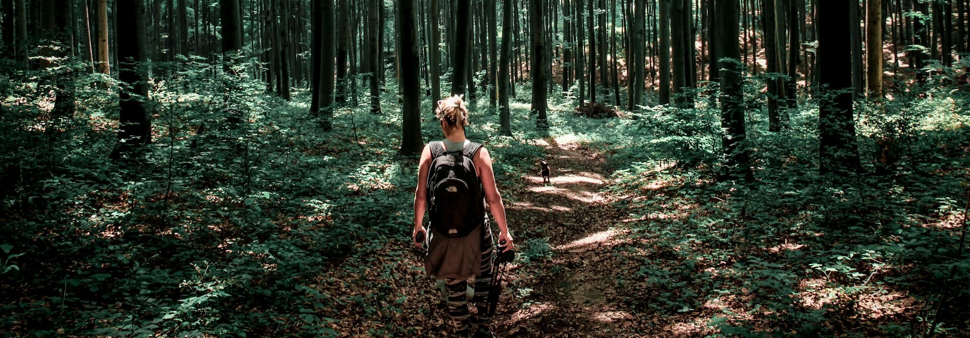 Wiosenna odzież outdoorowa - czemu warto postawić na ubiór na cebulkę?