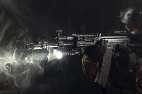 Oświetlenie taktyczne do broni - rodzaje i funkcjonalności latarek na broń