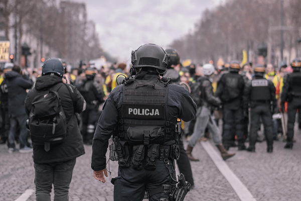 Wyposażenie policjanta - co nosi ze sobą policjant na służbie?