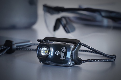 Petzl - Ultralekka, akumulatorowa latarka czołowa BINDI® - Czarny - E102AA00