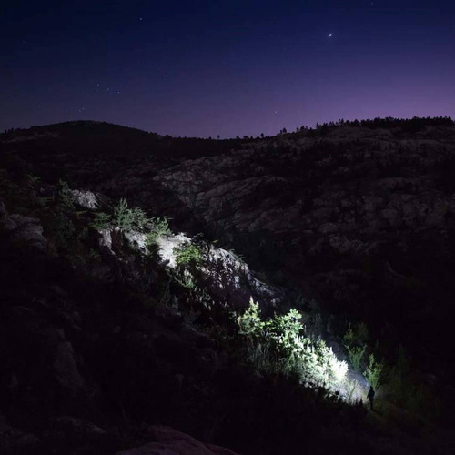 Olight - Latarka LED kątowa / czołówka w zestawie z akcesoriami Perun Mini Kit - 1000 lumenów - Czarna